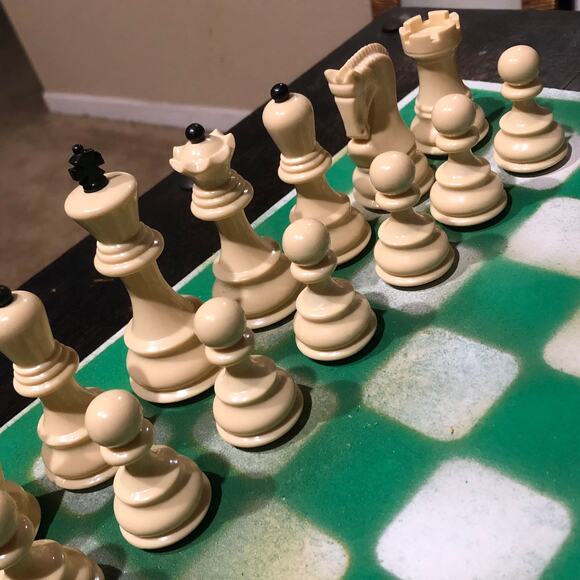 Large Painted Chess Set - Green & White - Picture 3 of 9